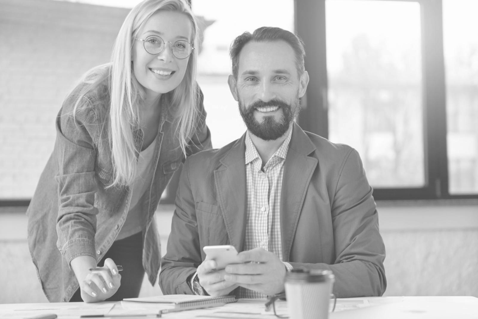 Conseiller financier analysant des données d'investissement sur ordinateur